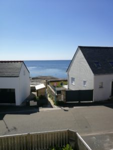 La Chambre d'hôte - En Bretagne Chez Colette - Vue sur la mer depuis la fenêtre